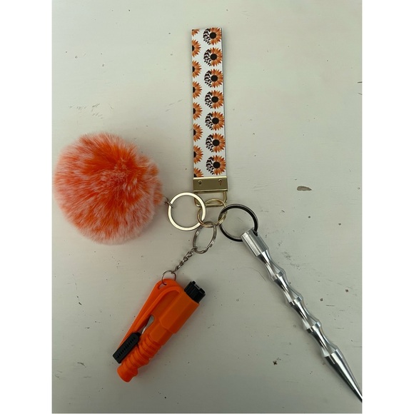 Keychain with accessories - Picture 3 of 8